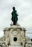 une statue de une homme sur Haut de une Fontaine photo