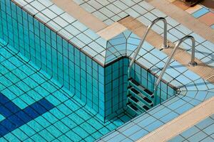 un aérien vue de une nager bassin avec bleu carrelage photo