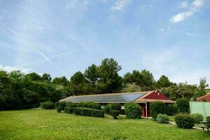 une maison avec solaire panneaux sur le toit photo