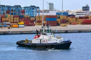 une remorqueur bateau dans le Port de alméria, Espagne photo