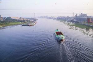 aérien vue paysage de le sable cloisons navires avec industriel zone dans sitalakhya rivière, Narayanganj, bangladesh photo