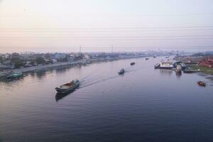 aérien vue paysage de le sable cloisons navires avec industriel zone dans sitalakhya rivière, Narayanganj, bangladesh photo