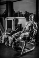 jambe des exercices - homme Faire jambe avec machine dans Gym photo
