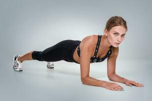 sportif en forme magnifique Jeune femme dans tenue de sport soutien-gorge et noir la poêle photo