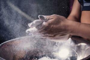 femelle aptitude modèle applaudir mains avec talc poudre dans une Gym juste avant Faire exercer. fermer photo