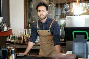 affaires homme propriétaire ouvert sur le premier journée de entreprise. garanties sécurité, propreté, ouvert le café magasin. ouvert pour Nouveau normal. petit entreprise, accueillir, restaurant, Accueil fabriqué photo