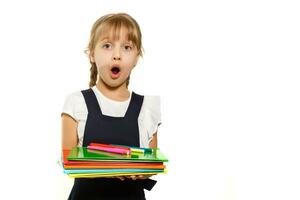 peu blond école fille avec sac à dos sac portrait isolé sur blanc Contexte photo