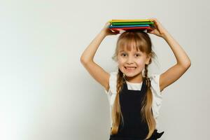 peu blond école fille avec sac à dos sac portrait isolé sur blanc Contexte photo