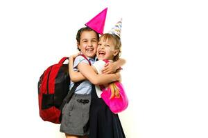 deux anniversaire les filles dans chemise bleu école uniforme Robes chapeau isolé sur blanc Contexte les enfants studio portrait. enfance des gamins éducation mode de vie concept. moquer en haut copie espace photo