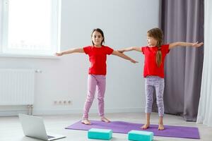 toute la longueur image peu les filles ayant amusement à Accueil sportif actif enfant fille. marrant loisir activités, sportif en bonne santé mode de vie concept photo