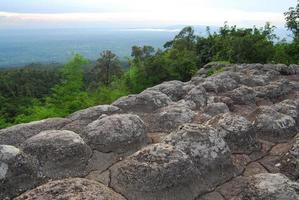 pierre en forme de coupe. le parc national de pa hin ngam à chaiyaphum, thaïlande photo