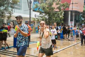 Siam carré, Bangkok, Thaïlande - avr 13, 2023 Songkran festival, le court action de gens rejoint célébrations de le thaïlandais Nouveau année ou Songkran dans Siam carré Bangkok, Thaïlande. photo