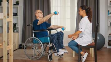 personnes âgées homme dans fauteuil roulant exercice pendant réhabilitation avec soutien de médecin. désactivée handicapé vieux la personne avec social ouvrier dans récupération soutien thérapie physiothérapie soins de santé système allaitement retraite Accueil photo