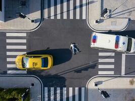 sérieusement blessé piéton homme pose vers le bas sur le milieu de Carrefour intersection rue après voiture crash par Taxi avec du sang et porter secours ambulance pour sécurité circulation route et transport concept photo