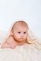 mignonne bébé fille sur blanc Contexte avec isolement photo