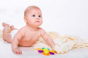 mignonne bébé fille sur blanc Contexte photo