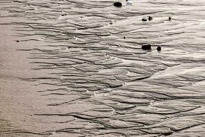 une plage avec le sable et l'eau dans le le sable photo