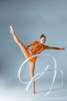 magnifique caucasien fille gymnaste avec blanc ruban photo