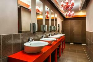 intérieur de Publique toilettes dans restaurant avec ancien rouge lustres photo