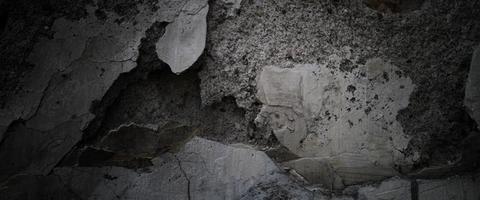 vieux mur avec de la peinture écaillée sur une surface en ciment photo