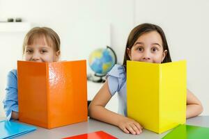 apprentissage de maison, Accueil école enfant concept. peu les enfants étude en ligne apprentissage de Accueil avec portable. quarantaine et social distanciation concept. photo