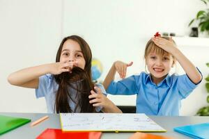 apprentissage de maison, Accueil école enfant concept. peu les enfants étude en ligne apprentissage de Accueil avec portable. quarantaine et social distanciation concept. photo