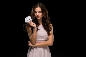 attrayant Jeune femme en portant le gagnant combinaison de poker cartes photo