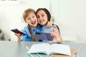 deux peu les filles en train d'étudier en ligne. distance apprentissage en ligne, e-learning, concept photo