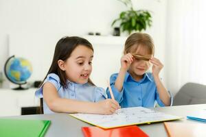 apprentissage de maison, Accueil école enfant concept. peu les enfants étude en ligne apprentissage de Accueil avec portable. quarantaine et social distanciation concept. photo