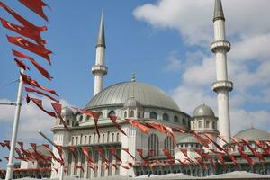 dôme de une mosquée dans le ville de istanbul. taksim mosquée photo