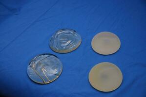 Trois Plastique disques sur une bleu tissu photo