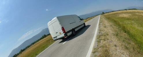 une blanc van conduite vers le bas une pays route photo