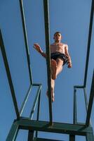 une homme est sauter de de une bar photo