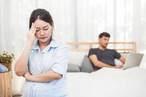 femme enceinte inquiète que son mari néglige de prendre soin de sa santé et de son bébé. femme avec un mari bourreau de travail ignoré utilisant un arrière-plan d'ordinateur portable. Problèmes sociaux de la famille dans la chambre à coucher photo