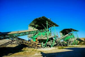 une grand vert machine cette est séance sur le sol photo