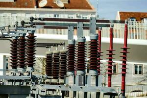 une groupe de électrique équipement est montré dans de face de une bâtiment photo