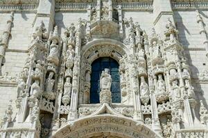 le façade de une grand blanc bâtiment avec statues photo