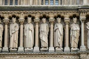 statues de Hommes sur le à l'extérieur de une bâtiment photo