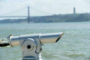 une jumelles est sur une balustrade surplombant le l'eau photo