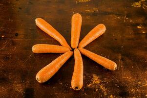 Trois carottes sur une en bois surface photo