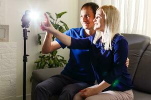 homme et femme presse virtuel Maison intelligente photo