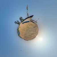 noix de coco des arbres dans jungle dans Indien tropique village sur mer rive avec pêcheur bateau sur peu planète dans soir ciel, transformation de sphérique 360 panorama. photo