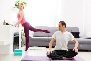 Jeune homme et femme femme Faire exercice dans le ensoleillé pièce photo