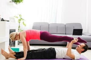 Jeune homme et femme femme Faire exercice dans le ensoleillé pièce photo