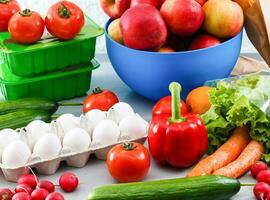 en bonne santé nourriture sont sur le table dans le cuisine photo