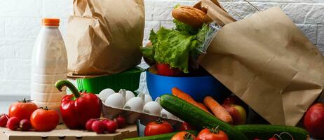 Frais des fruits et des légumes biologique pour en bonne santé mode de vie, arrangement différent des légumes biologique pour en mangeant en bonne santé et suivre un régime photo