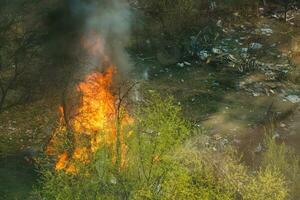 incendies près Maisons, vue de le appartement fenêtre photo