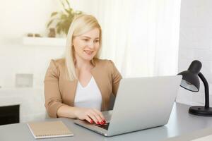 femme travail à Accueil sur une portable ordinateur photo