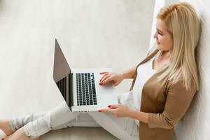 Créatif espace de travail, femme travail en ligne sur portable à Accueil photo