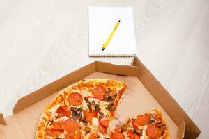 nourriture commande concept. fermer Haut vue de une commande Pizza photo